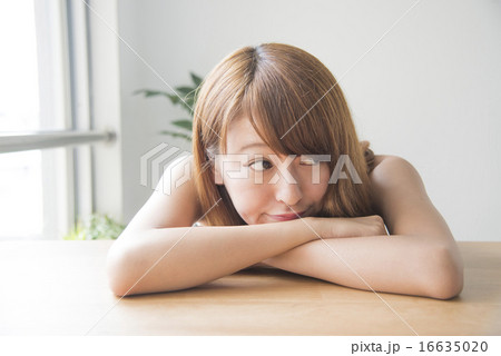 カフェでくつろぐ女性 カフェでくつろぐ女性 16635020