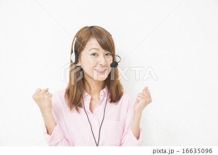 ヘッドセットを付けるテレフォンオペレーター 16635096