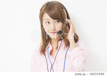ヘッドセットを付けるテレフォンオペレーター 16635099