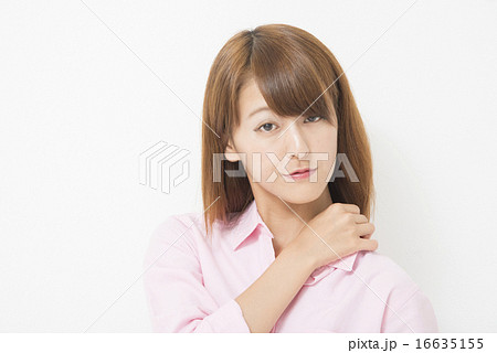 肩を触るビジネスウーマン 肩を触るビジネスウーマン 16635155