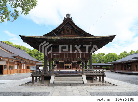 京都市「城南宮」祈祷殿をとおして前殿を見る 16635199