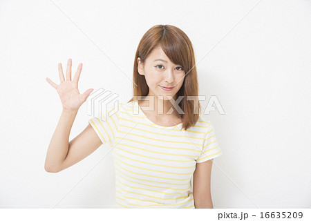 五本指を出す女性 五本指を出す女性 16635209