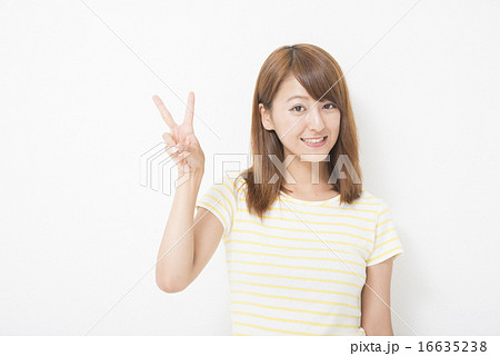 二本指を出す女性 16635238