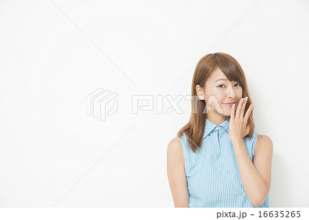 口に手をあてる女性 16635265