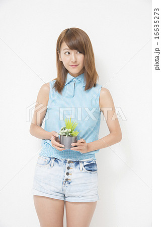 鉢植えを持つ女性の写真素材