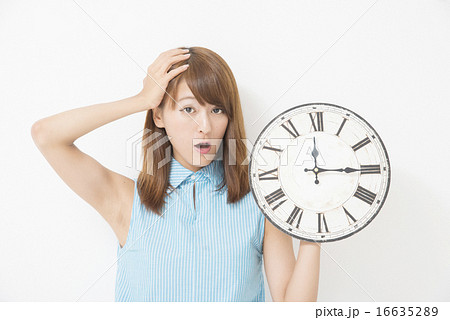 時計を持つ女性 16635289