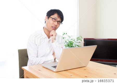 男性 リビング パソコン 笑顔 考える 男性 リビング パソコン 笑顔 考える 16635371