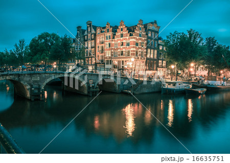 Night city view of Amsterdam canal and bridge 16635751