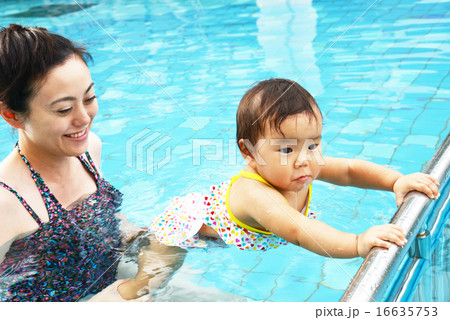 プールで遊ぶ母子 16635753