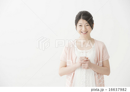 両手を握る女性の写真素材