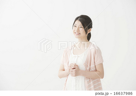 両手を握る女性の写真素材