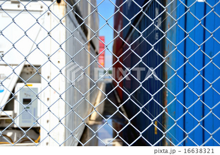 コンテナヤードを囲う金網フェンス 16638321