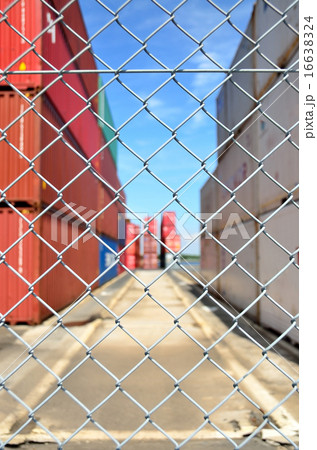 コンテナヤードを囲う金網フェンス 16638324