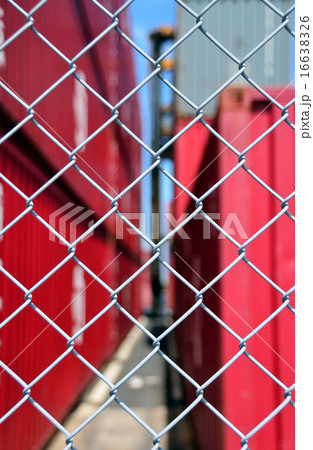 コンテナヤードを囲う金網フェンス 16638326