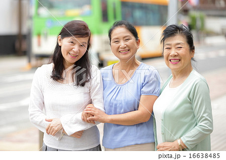 仲良しシニア女性　3人 16638485
