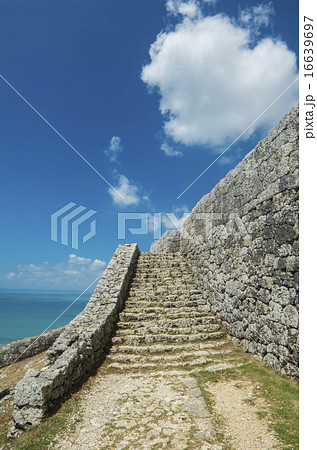 沖縄県　勝連城跡 16639697