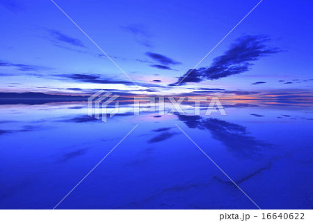 ウユニ塩湖の夜明け前 16640622