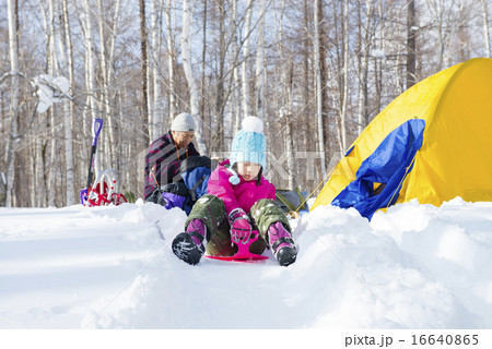 冬山キャンプでそり遊び 16640865