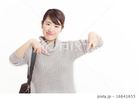 セーターを着たお洒落な女の子 16641655