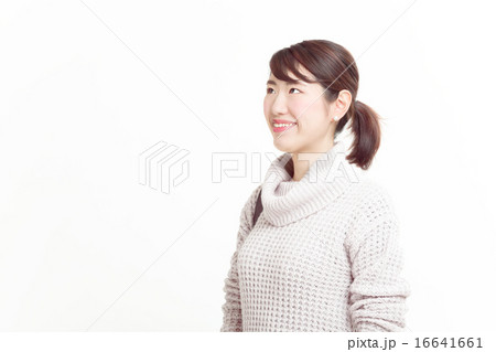 セーターを着たお洒落な女の子 16641661