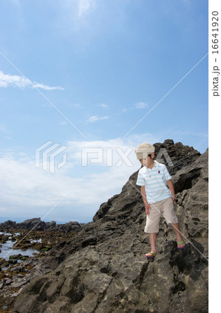 岩場で遊ぶ子供（三浦半島、長浜海岸） 16641920