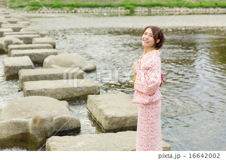 着物を着た女性 16642002