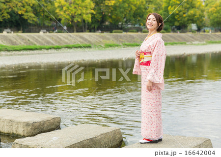 着物を着た女性　全身 16642004