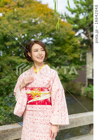 着物を着た女性 着物を着た女性 16642048