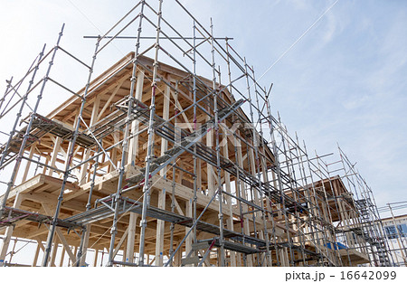 分譲住宅 木造2階建て住宅の建築現場 イメージ 木造軸組工法 見上げる 分譲住宅 木造2階建て住宅の建築現場 イメージ 木造軸組工法 見上げる 16642099