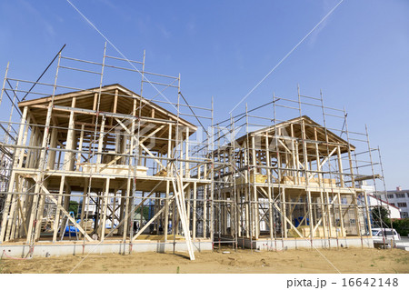 分譲住宅 木造2階建て住宅の建築現場 イメージ 木造軸組工法の写真素材