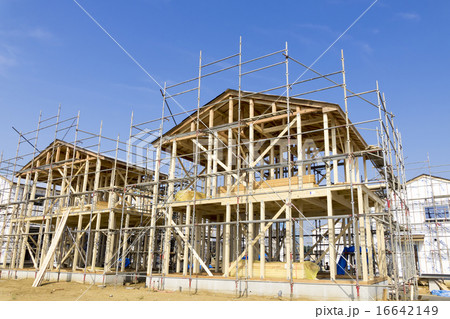 分譲住宅　木造2階建て住宅の建築現場　イメージ　木造軸組工法 16642149