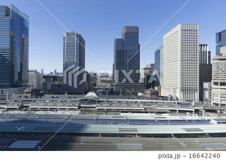 東京駅と丸の内高層ビル街　奥が皇居 16642240