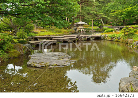 金沢散歩：兼六園　雁行橋と雪見灯籠 16642373