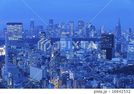 東京都市風景 渋谷と新宿高層ビル群を望む 夜景の写真素材