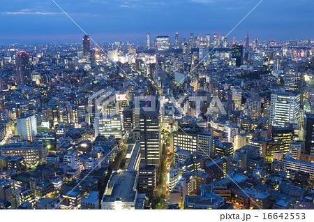 東京都市風景 渋谷と新宿高層ビル群を望む 夜景 俯瞰の写真素材