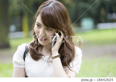 若い女性　スマホ　ビジネス　OL　ライフスタイル　汎用 16642624