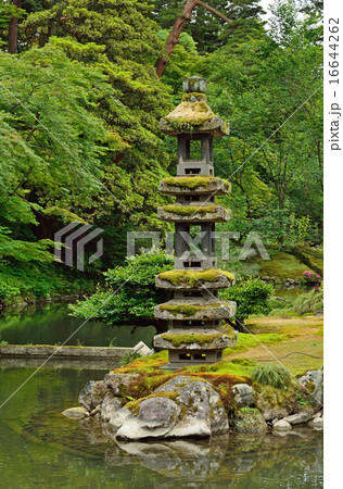 金沢散歩：兼六園　瓢池・海石塔 16644262