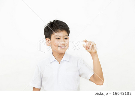 持つ男の子 持つ男の子 16645185