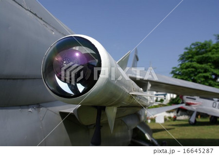 戦闘機のミサイル弾頭 16645287