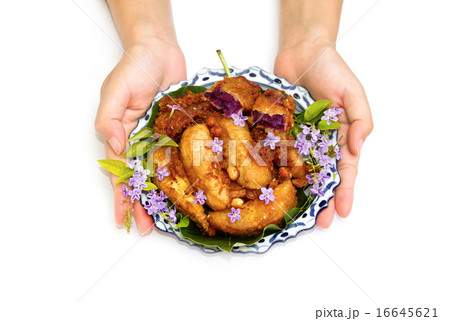 woman give thai dessert, deep fried banana woman give thai dessert, deep fried banana 16645621
