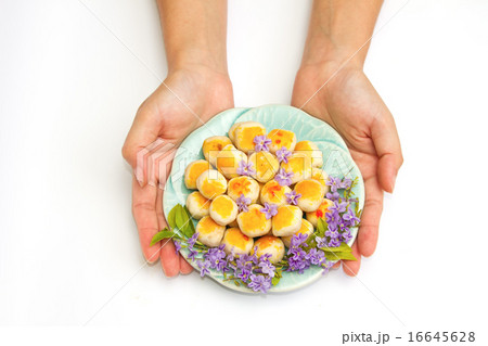 woman give Thai dessert 16645628