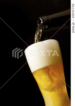 ビールを注ぐ 16645746