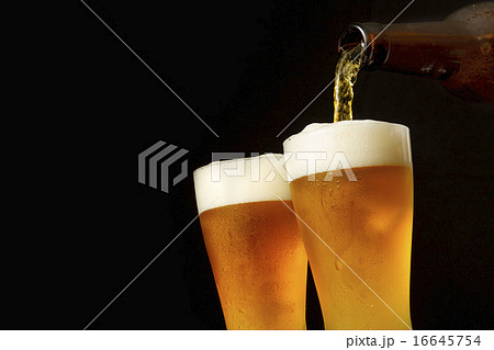 ビールを注ぐ ビールを注ぐ 16645754