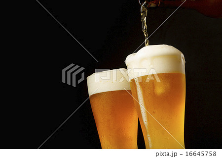 ビールを注ぐ 16645758