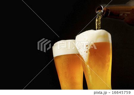 ビールを注ぐ 16645759