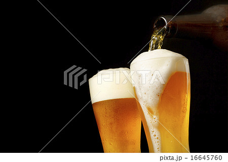 ビールを注ぐ 16645760