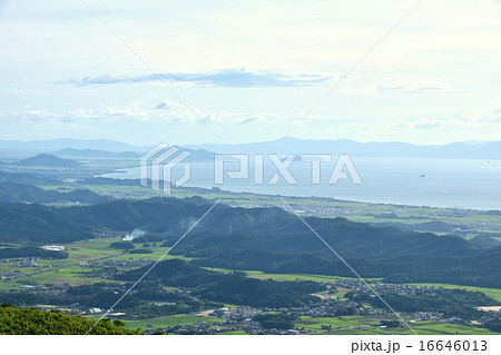 夏の伊吹山から俯瞰する湖東の平野と琵琶湖 16646013