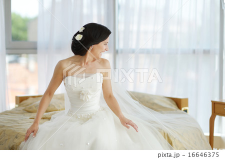 Beautiful bride in luxury hotel room 16646375