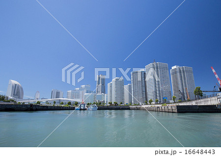 海から見た横浜みなとみらい地区 ランドマークタワー周辺の写真素材