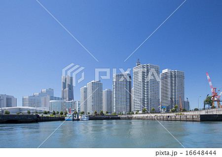 海から見た横浜みなとみらい地区 ランドマークタワー周辺の写真素材